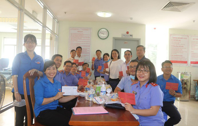 Hoạt động “trao giọt máu hồng” của những người mang màu áo thiên thanh