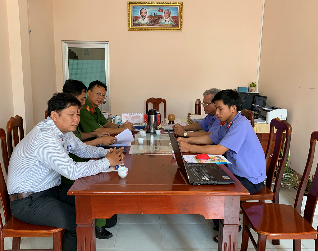 Huyện Thới Lai:  Trực tiếp kiểm sát việc thi hành án treo, cải tạo không giam giữ tại UBND các xã trên địa bàn huyện