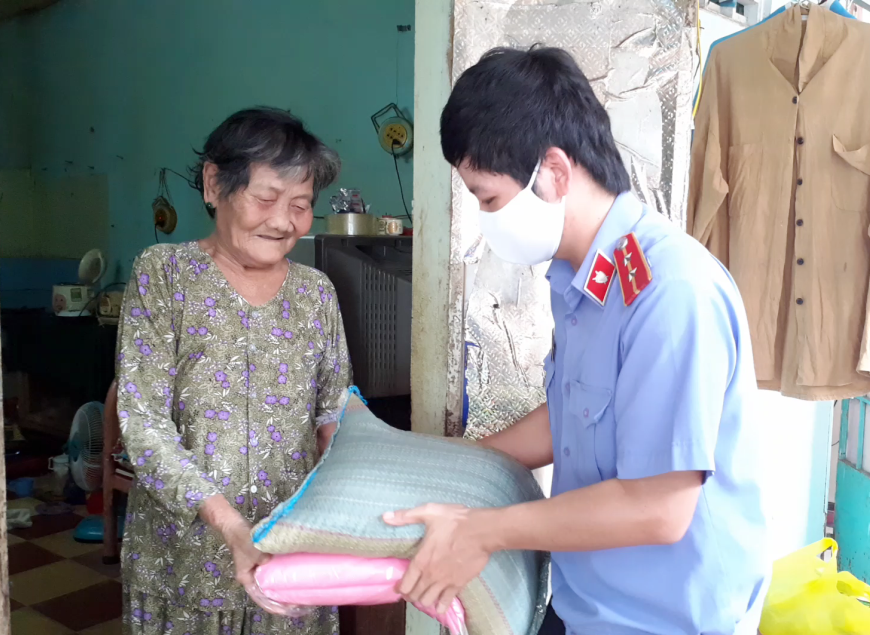 Đoàn thanh niên VKSND TP Cần Thơ tặng 100 phần quà cho người nghèo bị ảnh hưởng bởi dịch COVID-19