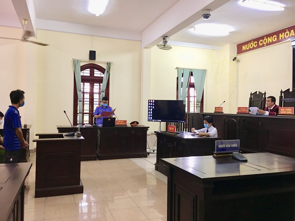 Hình phạt 09 tháng tù cho đối tượng chống người thi hành công vụ  vì bị nhắc nhở đeo khẩu trang