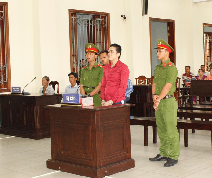 Tử hình nghịch tử dùng dao cắt cổ mẹ già