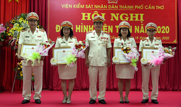 05 tập thể cùng 05 cá nhân đạt thành tích xuất sắc được vinh danh tại Hội nghị điển hình tiên tiến năm 2020