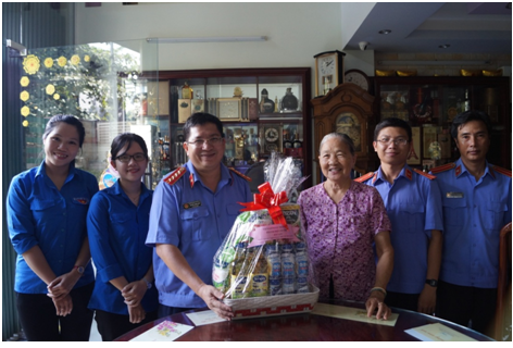 Công đoàn Viện kiểm sát nhân dân thành phố Cần Thơ thăm và tặng quà gia đình chính sách