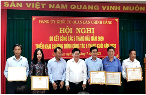 Đảng viên Đảng bộ Viện kiểm sát nhân dân thành phố Cần Thơ nhận Giấy khen “Đảng viên hoàn thành xuất sắc nhiệm vụ” 5 năm liền
