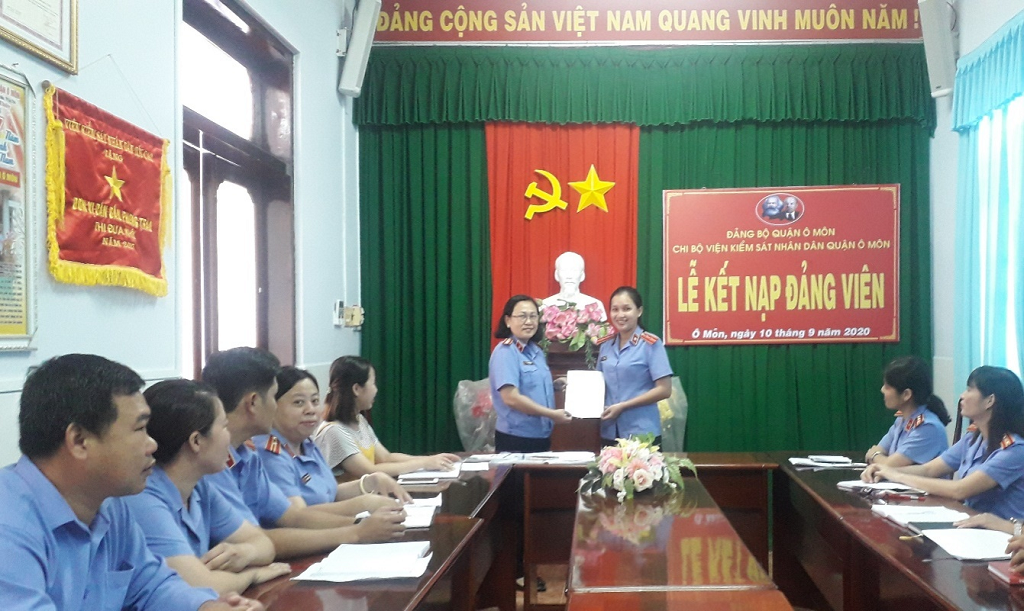 Chi bộ Viện KSND quận Ô Môn kết nạp Đảng viên mới