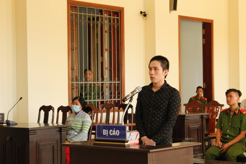 Lén lút sử dụng ma túy, chém vợ gây thương tích… lĩnh 15 năm tù