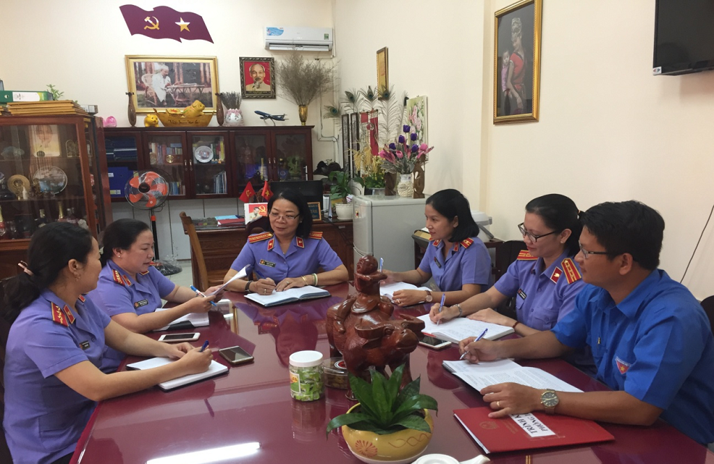 Nữ kiểm sát thực hiện chức năng kiểm sát hoạt động tư pháp trong lĩnh vực dân sự, hành chính