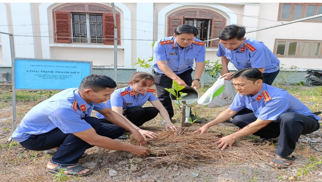 Đoàn viên Đoàn thanh niên của Viện kiểm sát nhân dân huyện Cờ Đỏ thực hiện Công trình thanh niên