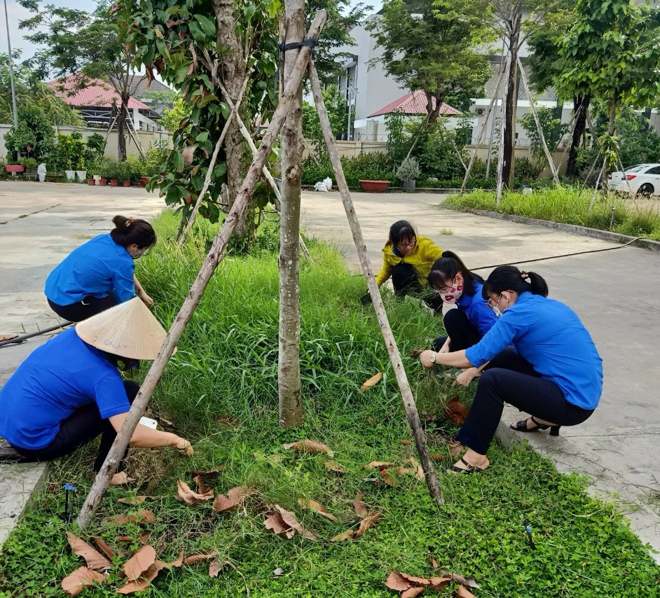 Chi đoàn cơ sở VKSND thành phố thực hiện mô hình Dân vận khéo “Sáng, xanh, sạch, đẹp” do Đảng ủy cơ quan phát động.